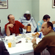 La tripulación del Apollo 12 toma su desayuno previo a enfundarse sus trajes espaciales y emprender su camino a la Luna.Pete Conrad de rojo, se sirve café mientras Dick Gordon lee el diario y Al Bean conversa con un funcionario de la NASA. No hay nada fuera de lo ordinario en esta foto, es casi un desayuno común y corriente, a excepción de que sus participantes se van a ir a la Luna en un rato más y nada más... ¿verdad?